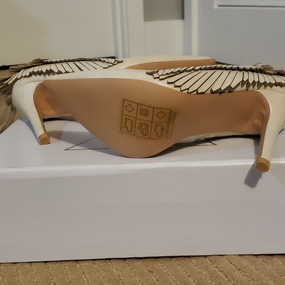 SOLD YRU heels with wings - Picture 3 of 4